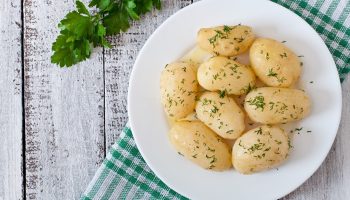 Den fremskynder tilberedningen og forhindrer kogning: den hemmelige ingrediens til kogning af kartofler