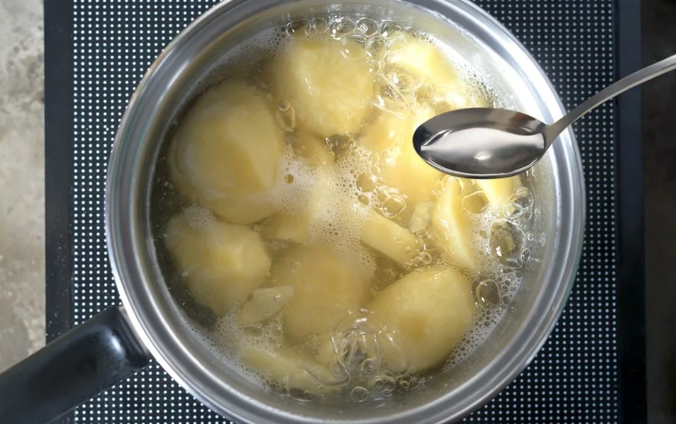 Den fremskynder tilberedningen og forhindrer kogning: den hemmelige ingrediens til kogning af kartofler
