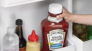 Hvor skal man opbevare sauce og krydderier i køkkenet: hvorfor køleskabslågen ikke er egnet