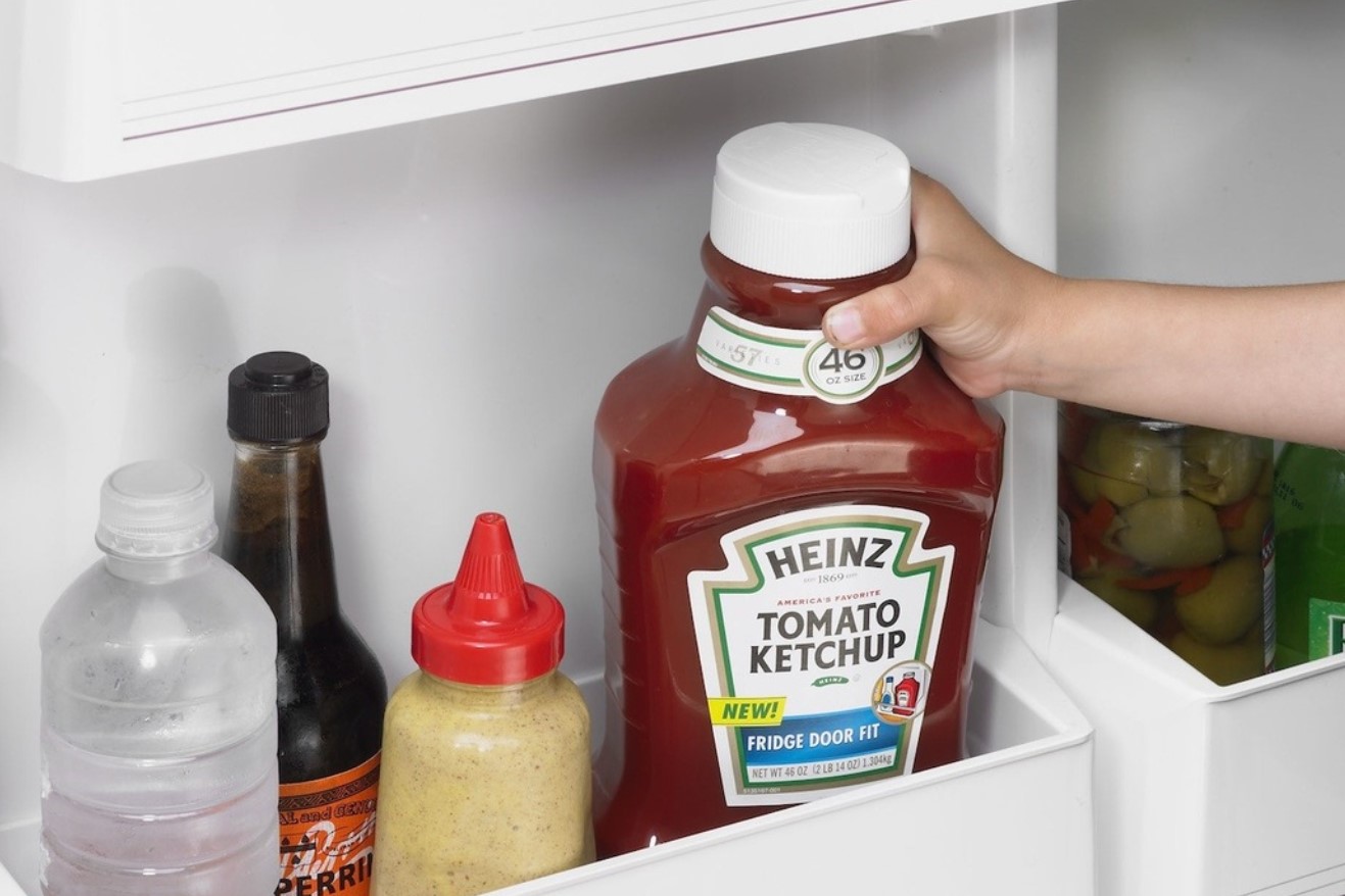Hvor skal man opbevare sauce og krydderier i køkkenet: hvorfor køleskabslågen ikke er egnet