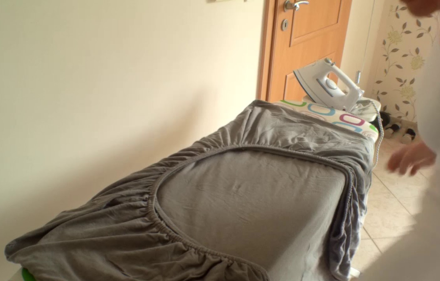 Sådan stryger du et lagen med elastik