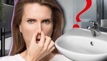 Et stykke papir og et glas vand: et genialt trick til at forhindre lugt fra håndvasken før en ferie