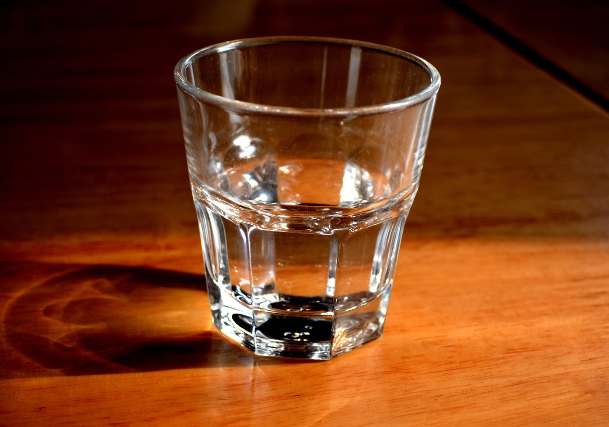 Et stykke papir og et glas vand: et genialt trick til at forhindre lugt fra håndvasken før en ferie