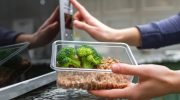 Din mademballage udleder mikroplast til alle måltider, viser undersøgelse