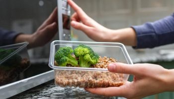 Din mademballage udleder mikroplast til alle måltider, viser undersøgelse