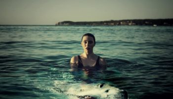 Sådan overlever du et hajangreb: Australsk surfer fandt den bedste måde at stoppe blødningen på