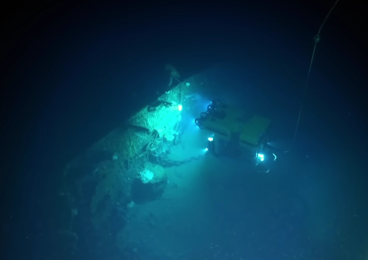 Stævn af amerikansk krigsskib fundet i havet, revet af japansk torpedo