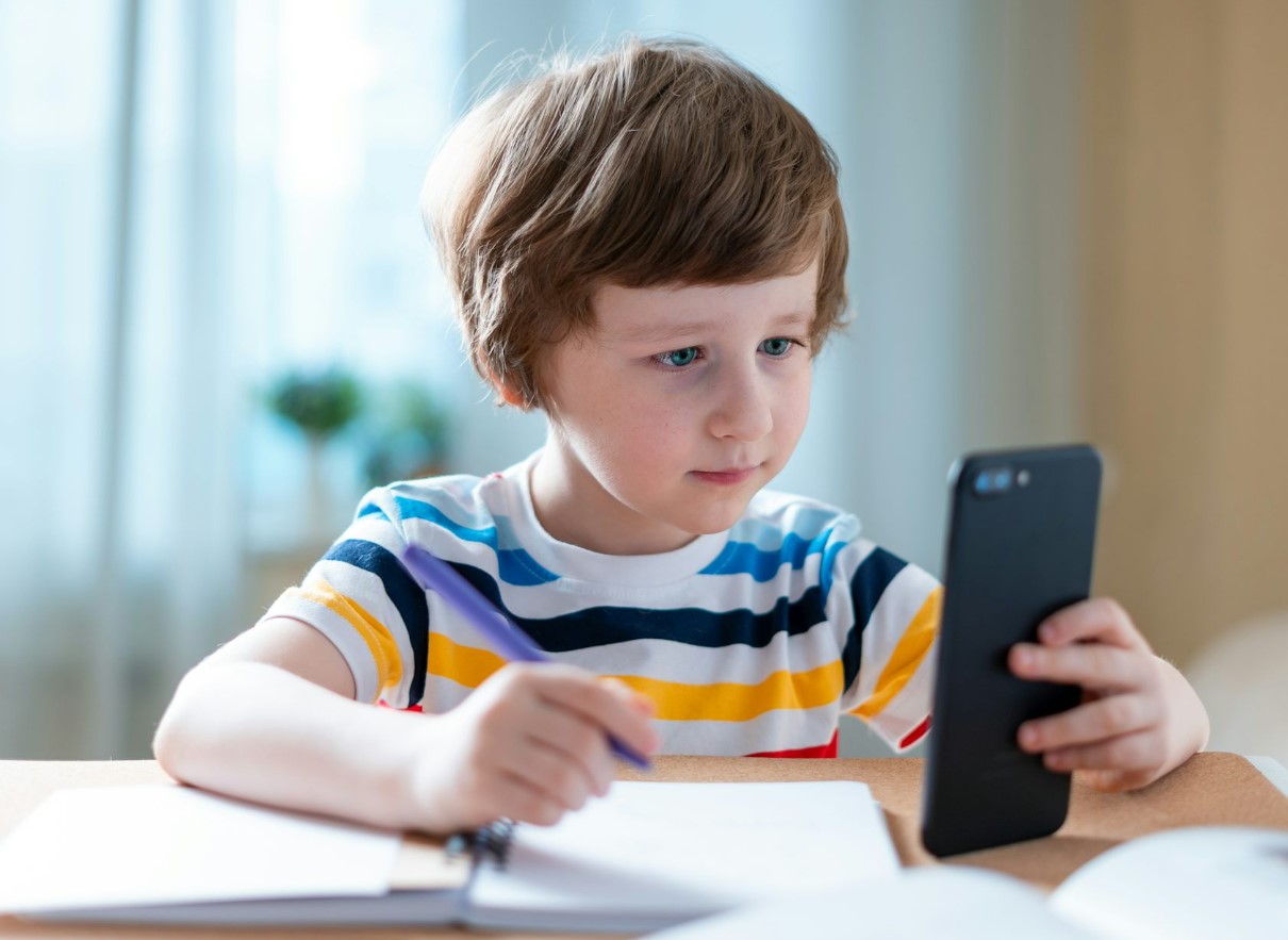 Hvorfor børn ikke bør få en smartphone før de er 13 år – videnskabelig undersøgelse