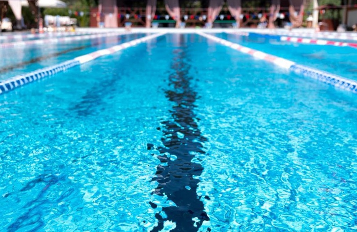 Er vand i swimmingpoolen skadeligt? Dermatolog advarer om konsekvenserne