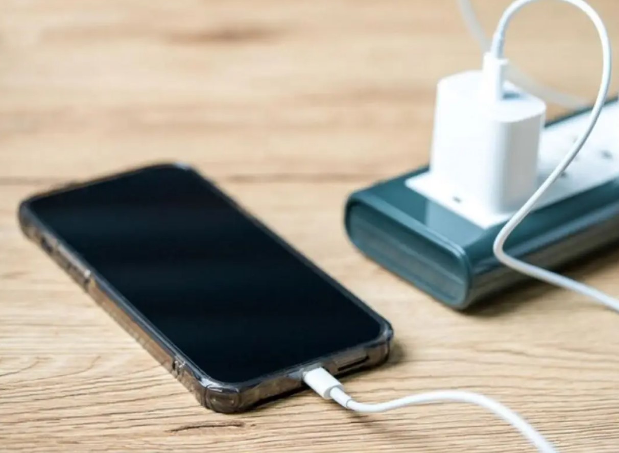 Fem steder, hvor du ikke bør efterlade din telefon, men hvor alle af en eller anden grund lægger den