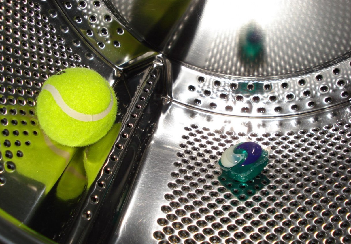 Hvorfor skal man bruge en tennisbold i vaskemaskinen: hemmeligheden bag fluffy tøj uden specialmidler