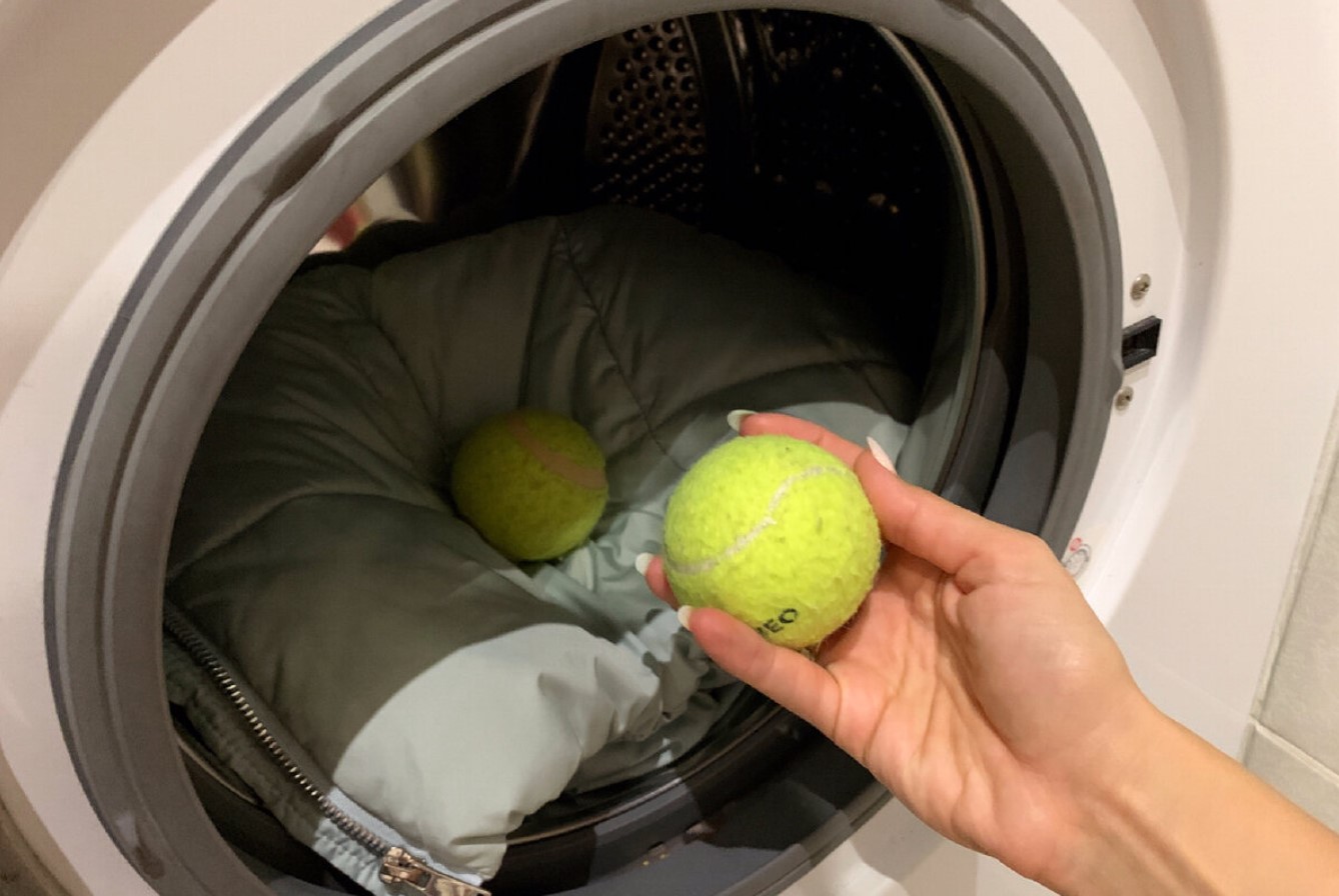 Hvorfor skal man bruge en tennisbold i vaskemaskinen: hemmeligheden bag fluffy tøj uden specialmidler
