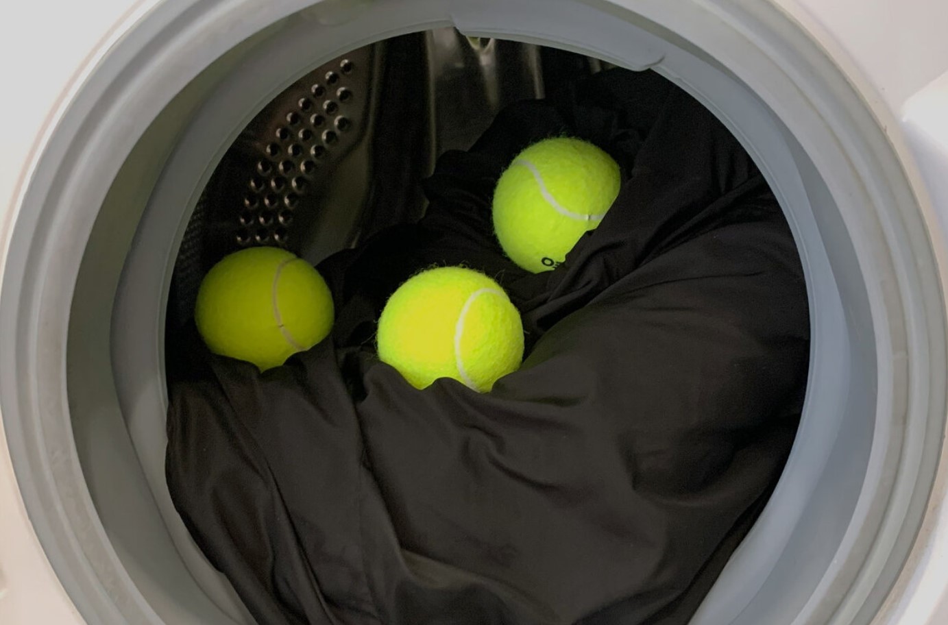 Hvorfor skal man bruge en tennisbold i vaskemaskinen: hemmeligheden bag fluffy tøj uden specialmidler