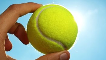 Hvorfor skal man bruge en tennisbold i vaskemaskinen: hemmeligheden bag fluffy tøj uden specialmidler