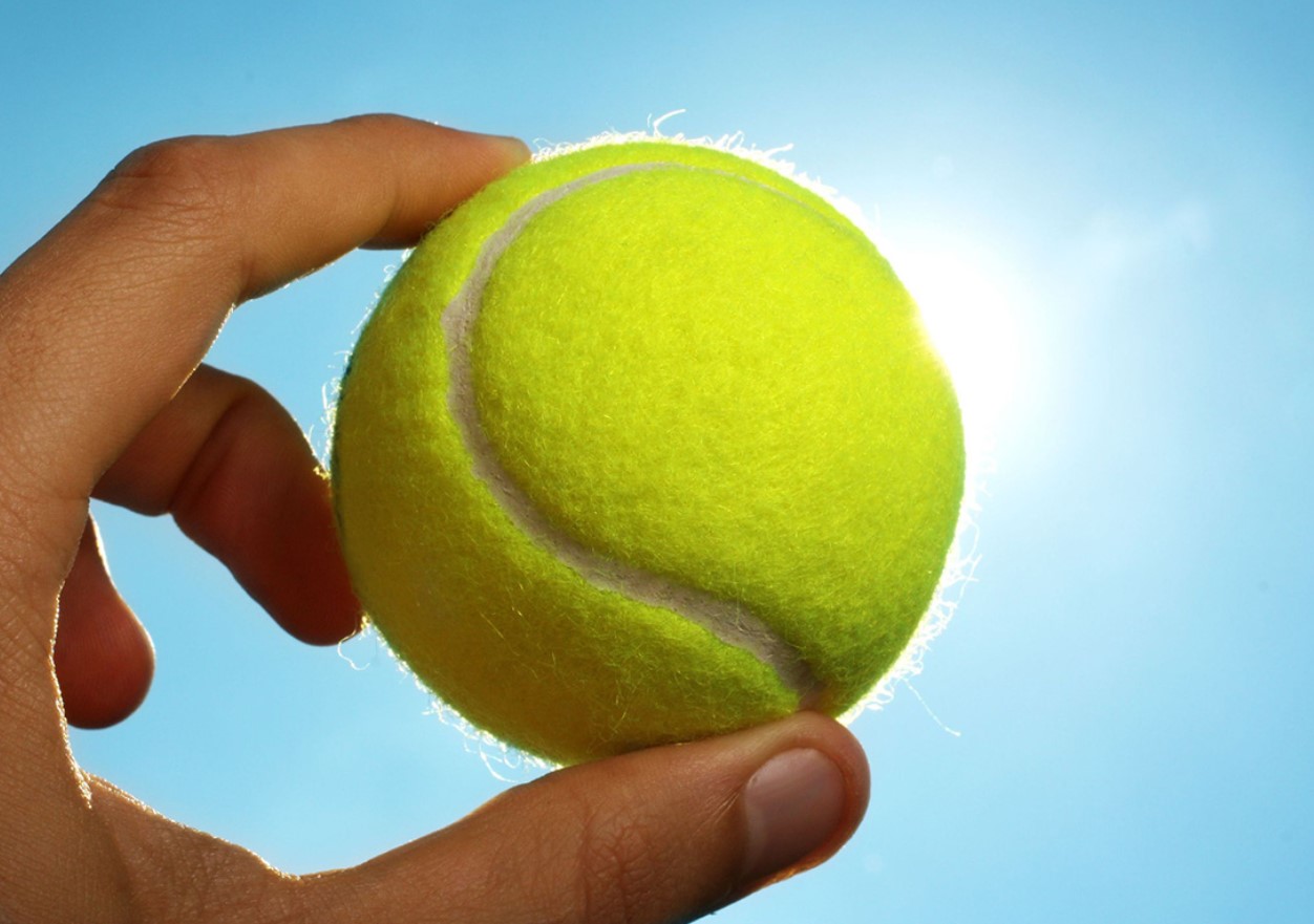 Hvorfor skal man bruge en tennisbold i vaskemaskinen: hemmeligheden bag fluffy tøj uden specialmidler