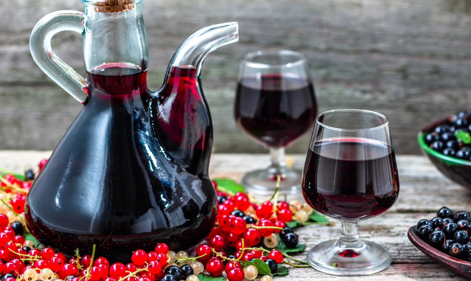 Hjemmelavet vin af rødbær: opskrift på en aromatisk drik med tre ingredienser og en variant med vodka