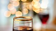 Hjemmelavet vin af rødbær: opskrift på en aromatisk drik med tre ingredienser og en variant med vodka
