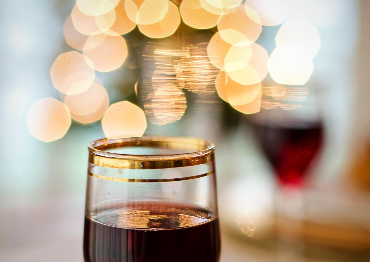 Hjemmelavet vin af rødbær: opskrift på en aromatisk drik med tre ingredienser og en variant med vodka