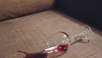 Farvel, pletter: fjern vinpletter fra sofaen med hjælpemidler