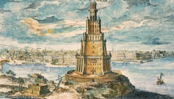 Efter 700 år har man bjærget en del af et af de syv vidundere fra den antikke verden fra havets bund.