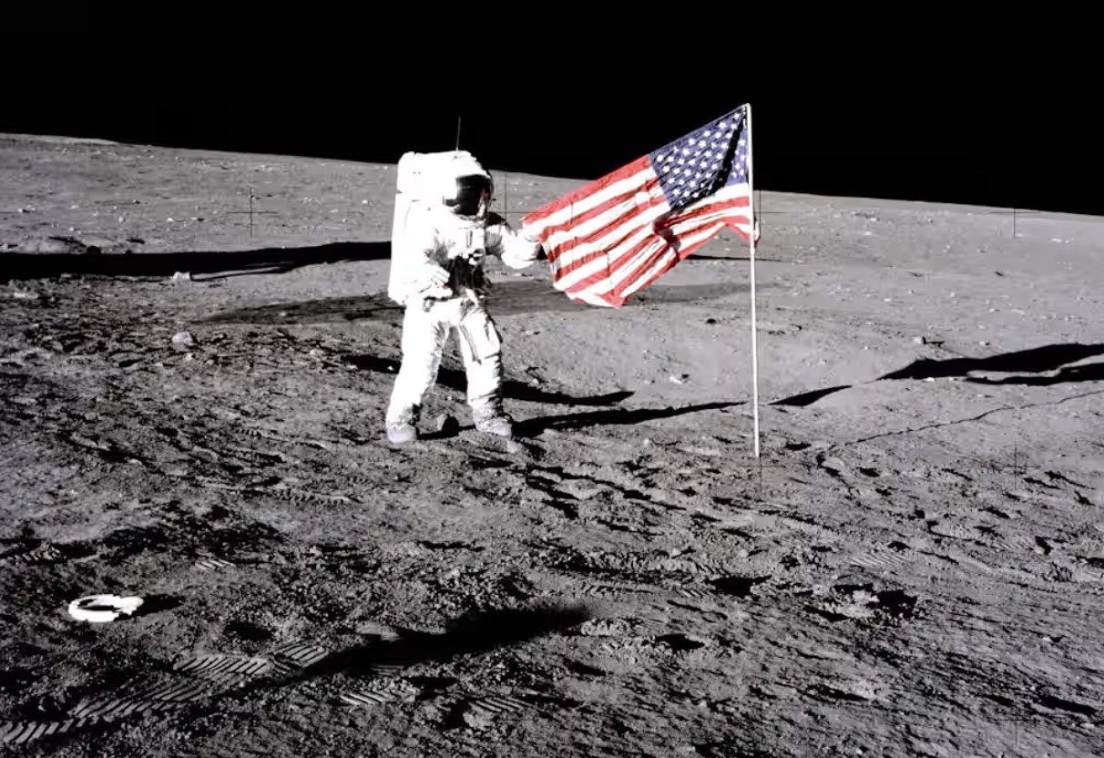 Amerikansk flag på Månen: kan man se det fra Jorden?