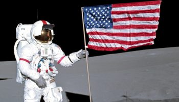 Amerikansk flag på Månen: kan man se det fra Jorden?