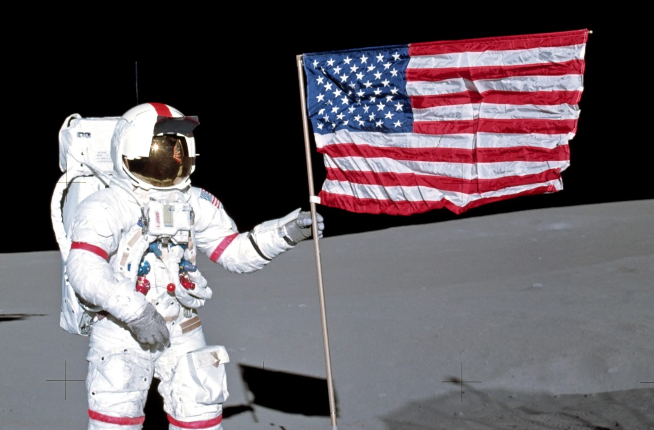 Amerikansk flag på Månen: kan man se det fra Jorden?