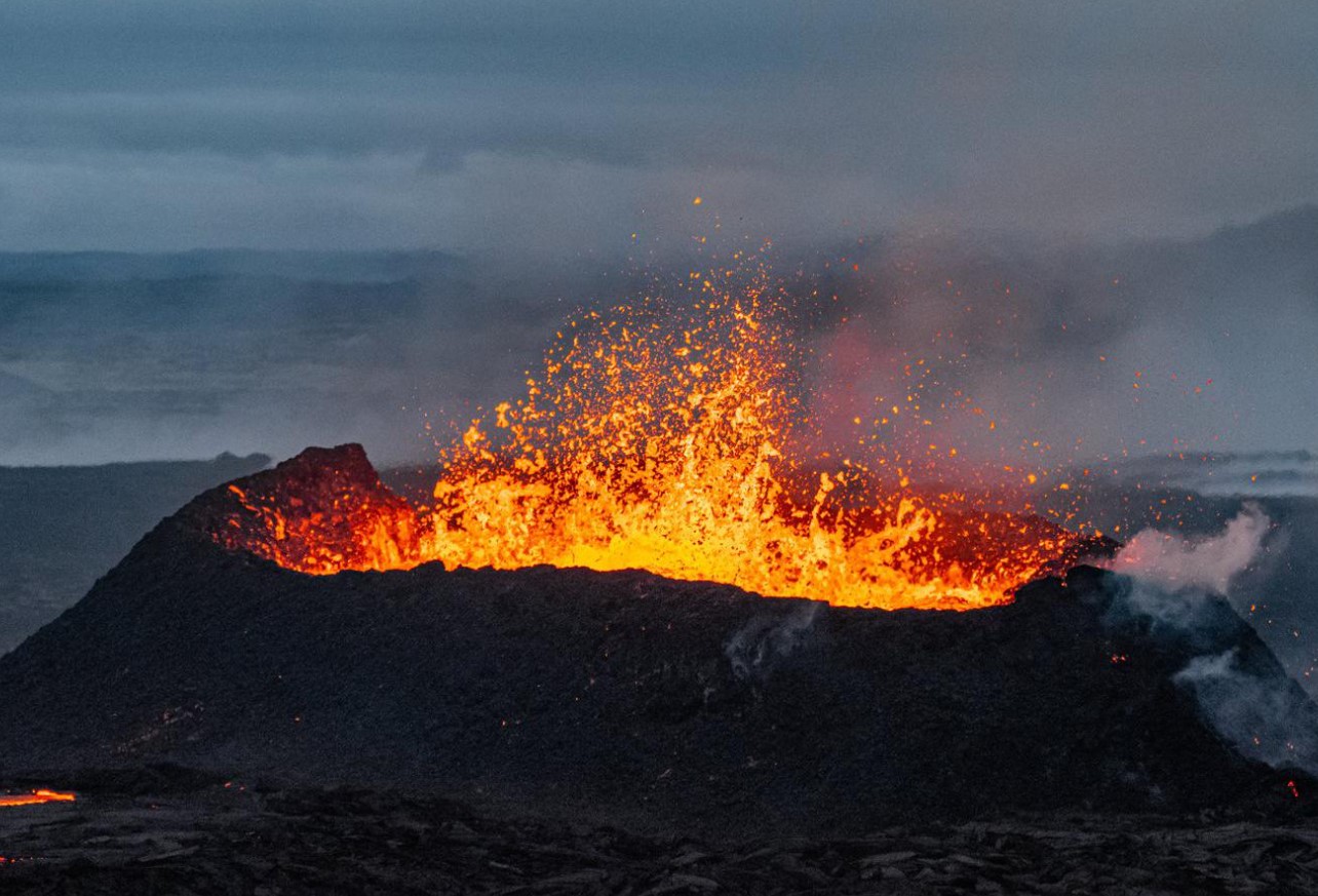 Enorme klatter dybt under Jordens overflade ser ud til at drive gigantiske vulkanudbrud