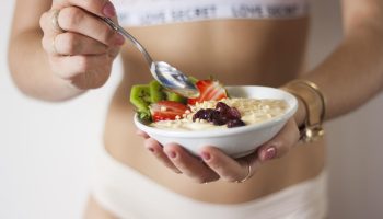 Græsk yoghurt eller hytteost? Ernæringseksperter afslører den bedste højproteinsnack
