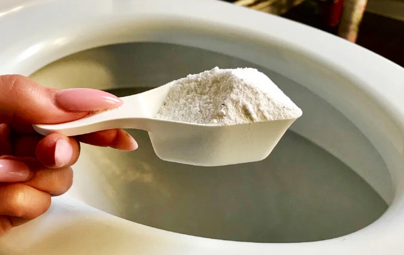 Toiletkummen vil skinne som ny: tilsæt de tilgængelige ingredienser til vandet, og vent et stykke tid på, at resultaterne vises