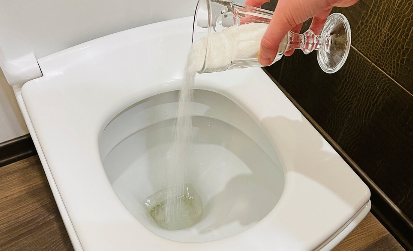 Toiletkummen vil skinne som ny: tilsæt de tilgængelige ingredienser til vandet, og vent et stykke tid på, at resultaterne vises