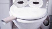 Toiletkummen vil skinne som ny: tilsæt de tilgængelige ingredienser til vandet, og vent et stykke tid på, at resultaterne vises