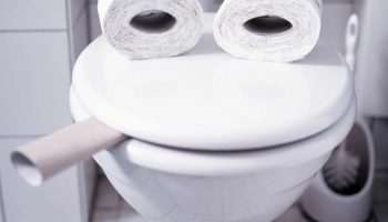 Toiletkummen vil skinne som ny: tilsæt de tilgængelige ingredienser til vandet, og vent et stykke tid på, at resultaterne vises