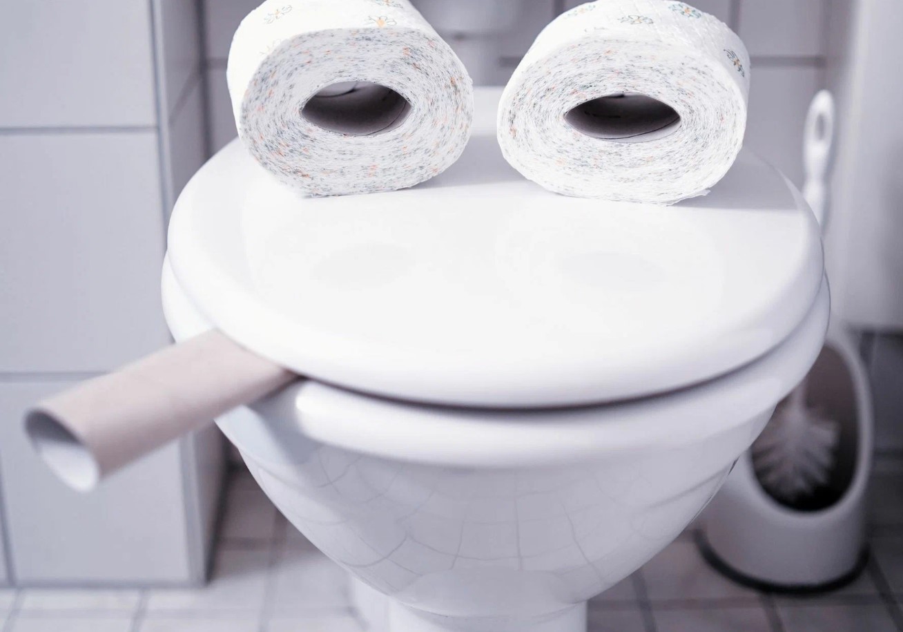 Toiletkummen vil skinne som ny: tilsæt de tilgængelige ingredienser til vandet, og vent et stykke tid på, at resultaterne vises