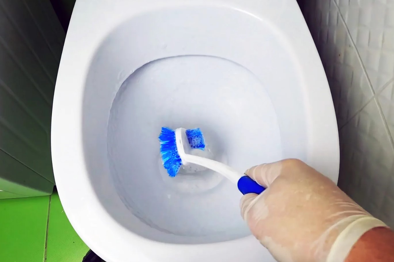 Hvorfor eksperter anbefaler at hælde kaffe i toiletkummen: du vil aldrig gætte effekten af dette produkt