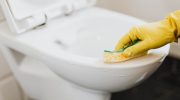 Hvorfor eksperter anbefaler at hælde kaffe i toiletkummen: du vil aldrig gætte effekten af dette produkt
