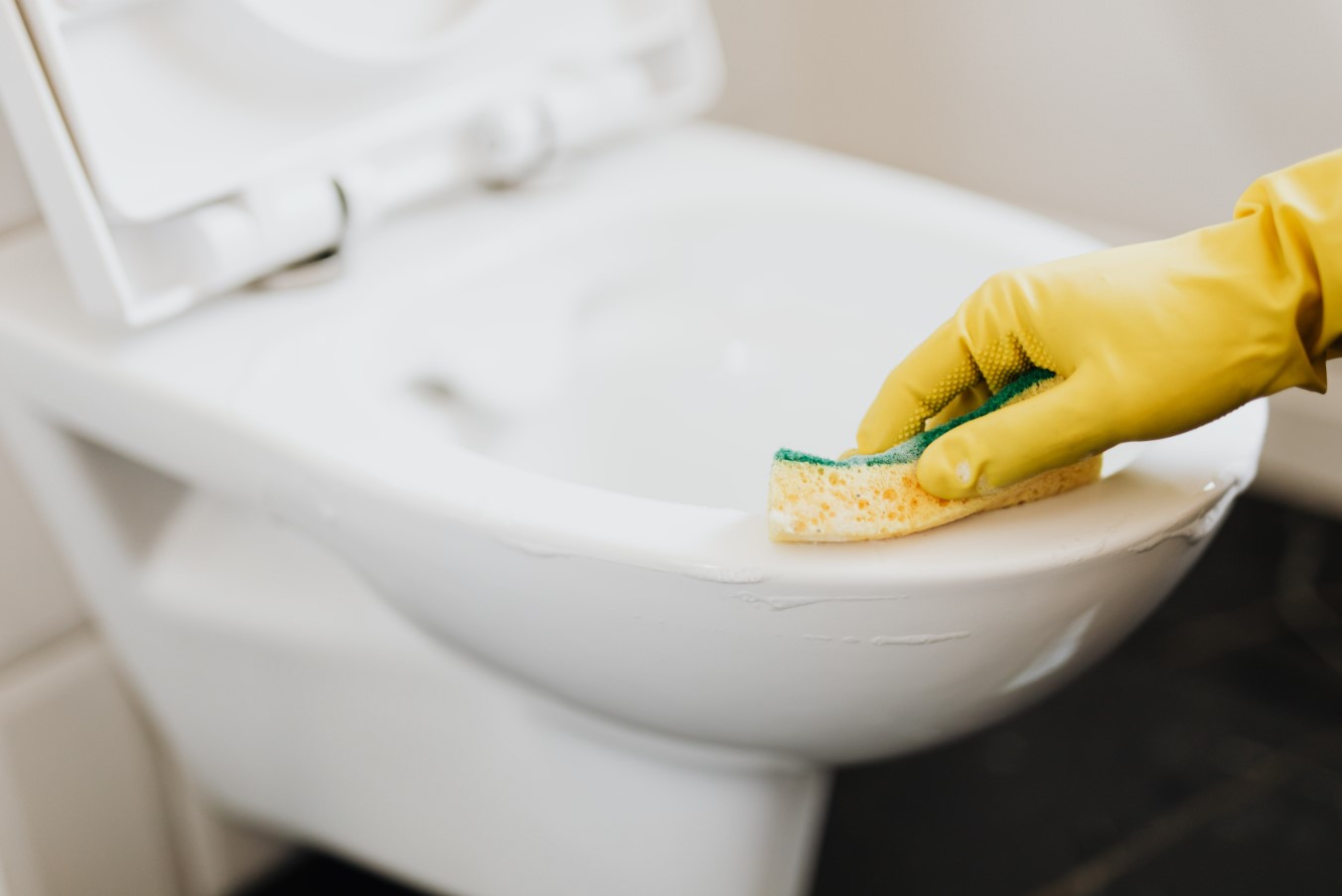 Hvorfor eksperter anbefaler at hælde kaffe i toiletkummen: du vil aldrig gætte effekten af dette produkt