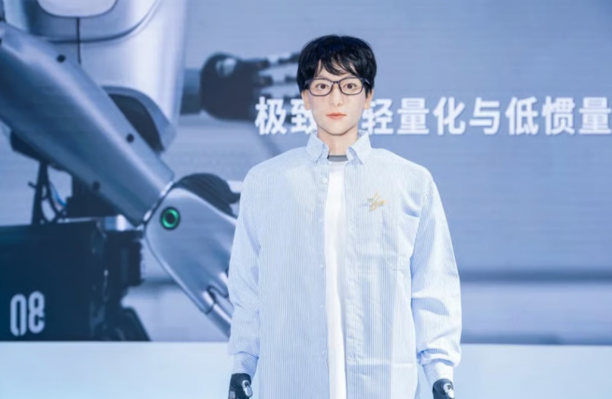 'Førsteklasses': I Kina er en humanoid robot blevet optaget på universitetet for første gang (foto)