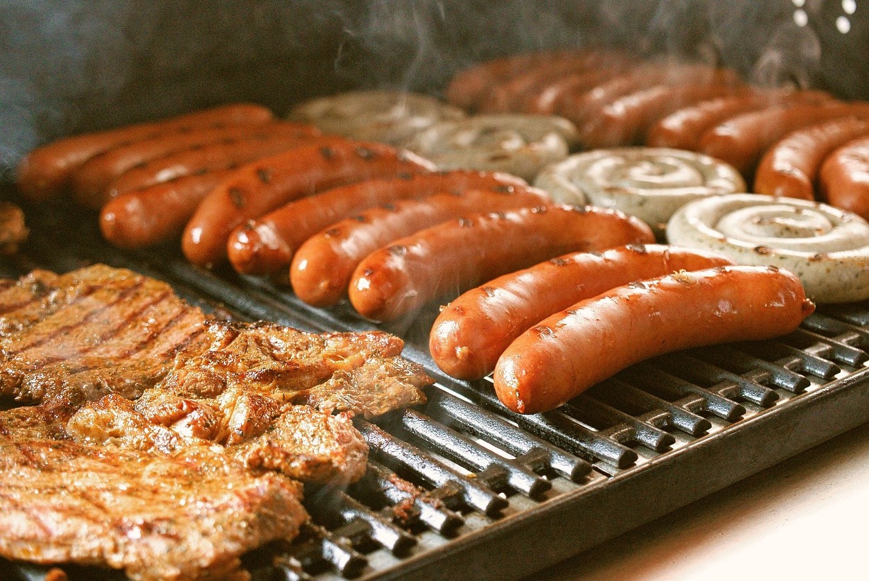 Hvad skal man gøre efter at have spist grillmad, så man ikke får ondt i maven af at have spist for meget: råd fra lægen