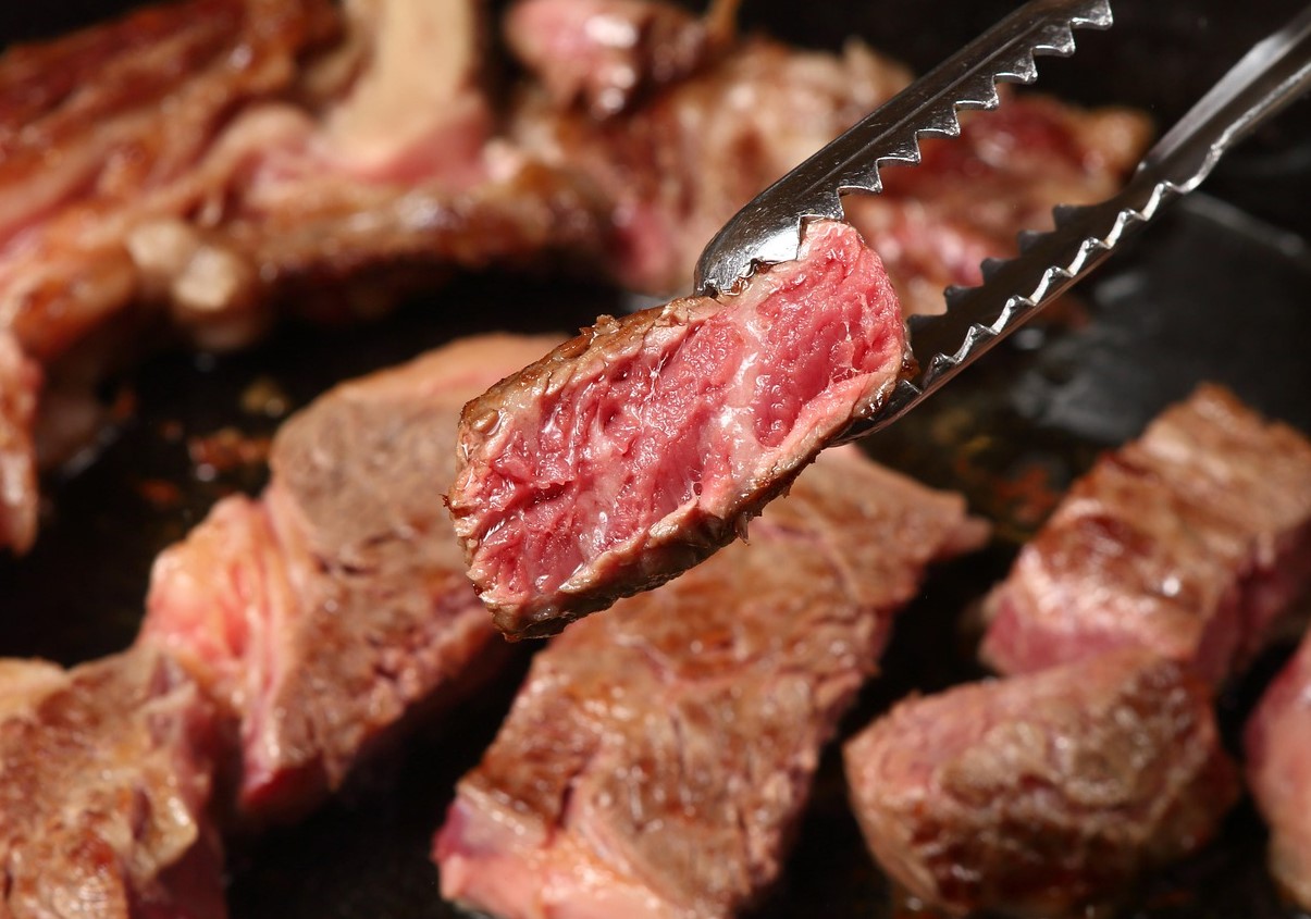 Hvad skal man gøre efter at have spist grillmad, så man ikke får ondt i maven af at have spist for meget: råd fra lægen