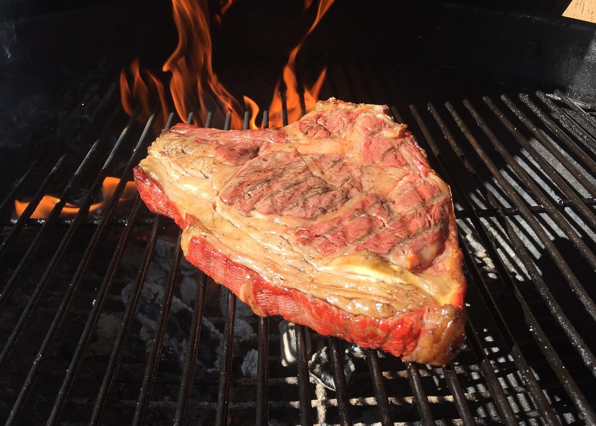 Hvad skal man gøre efter at have spist grillmad, så man ikke får ondt i maven af at have spist for meget: råd fra lægen