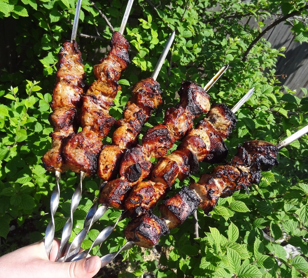 Hvad skal man gøre efter at have spist grillmad, så man ikke får ondt i maven af at have spist for meget: råd fra lægen