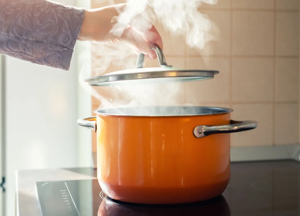 Hvorfor lægge en ske i en gryde med mælk: et simpelt trick mod, at mælken koger over