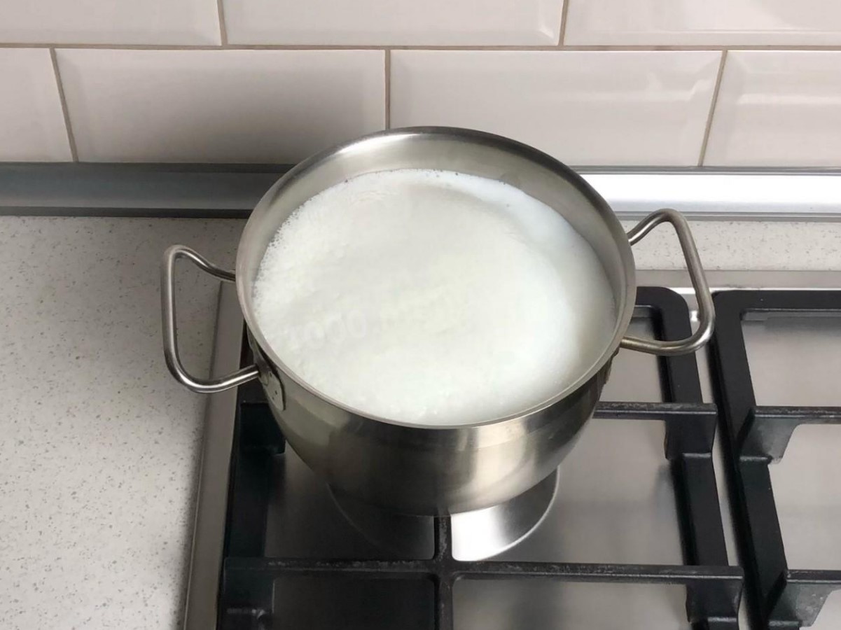 Hvorfor lægge en ske i en gryde med mælk: et simpelt trick mod, at mælken koger over