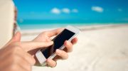 Advarsel til feriegæster: sådan beskytter du din telefon på stranden