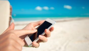 Advarsel til feriegæster: sådan beskytter du din telefon på stranden
