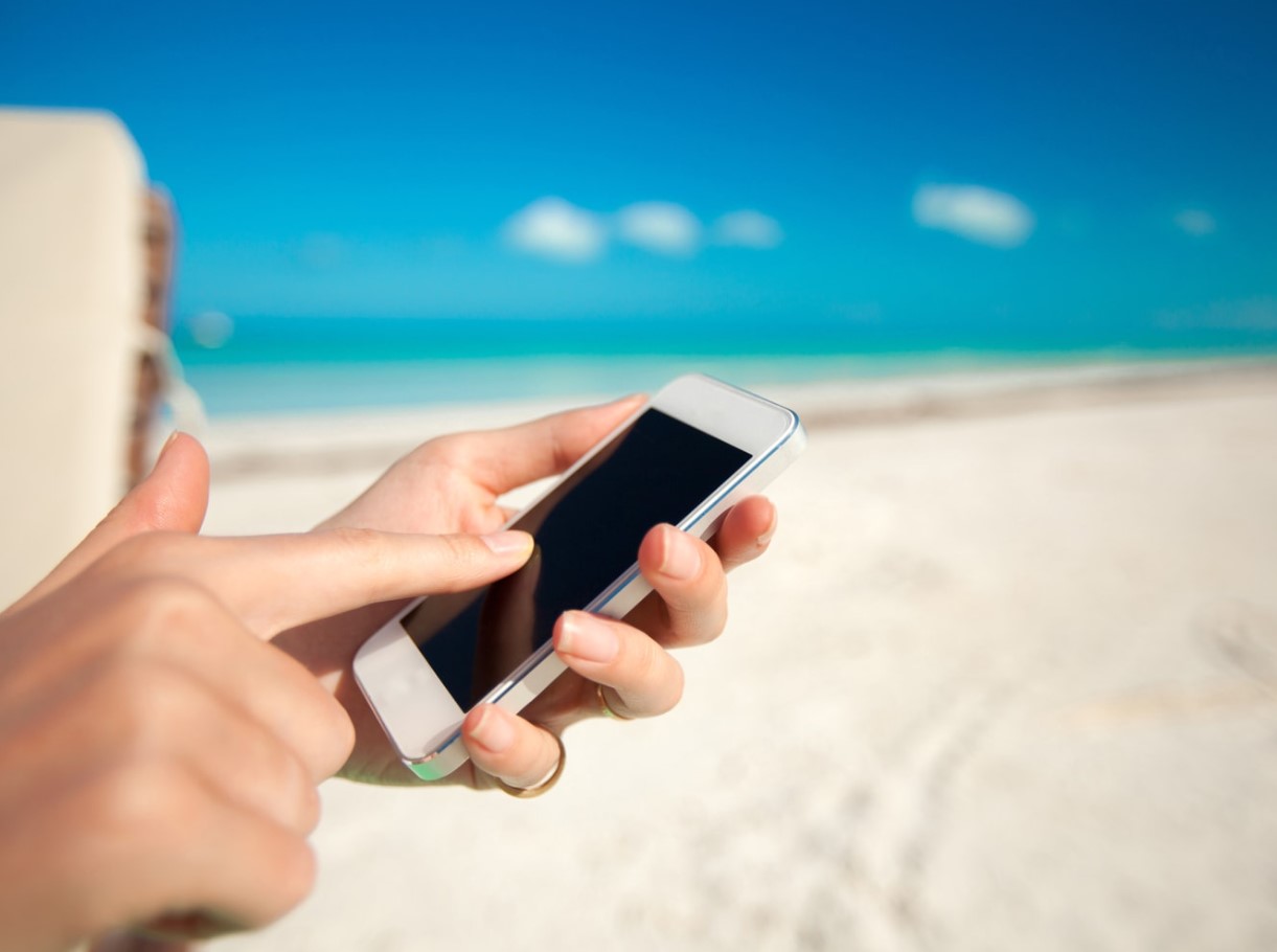 Advarsel til feriegæster: sådan beskytter du din telefon på stranden