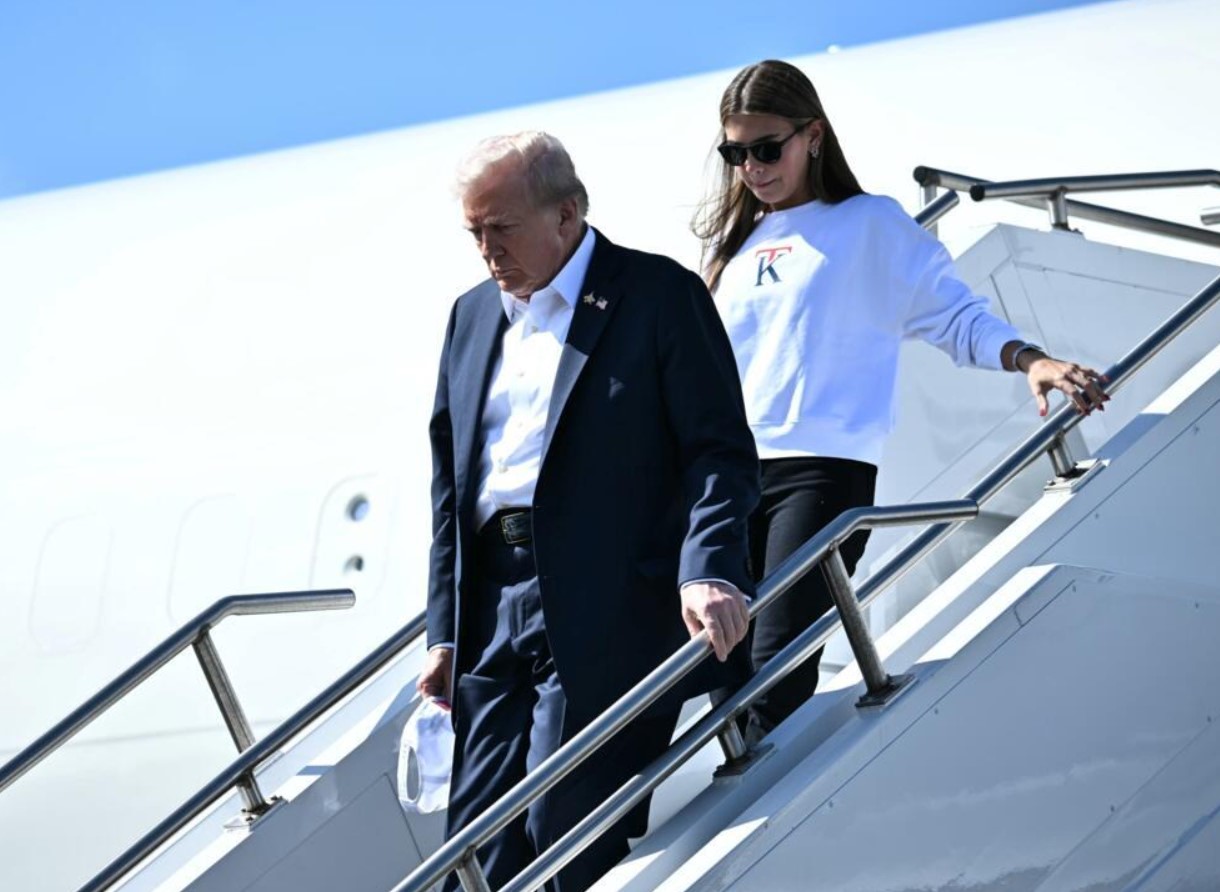 Trumps barnebarn lancerer tøjmærke med fotos taget foran Det Hvide Hus