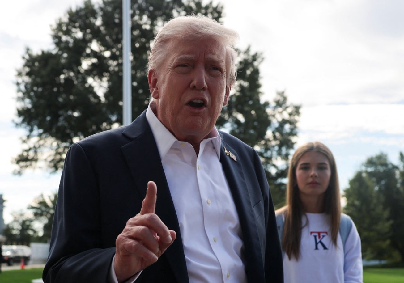 Trumps barnebarn lancerer tøjmærke med fotos taget foran Det Hvide Hus