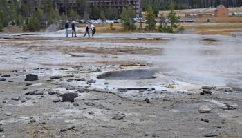Pizzastykker, polaroidbilleder og over 300 hatte: hvad efterlades der i Yellowstones hydrotermiske områder?